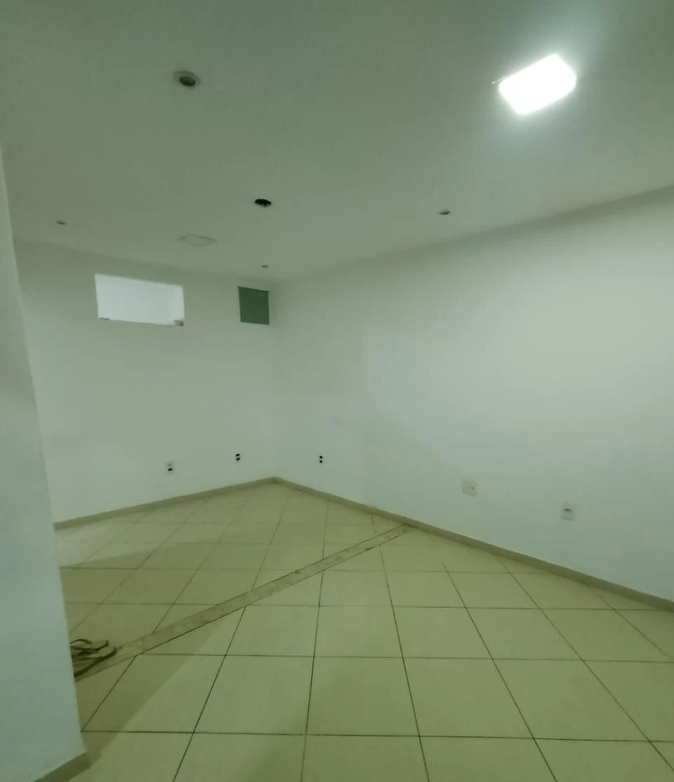 Нежитлова будівля з 1 спальнею і 1 ванною, без паркування — photo 2