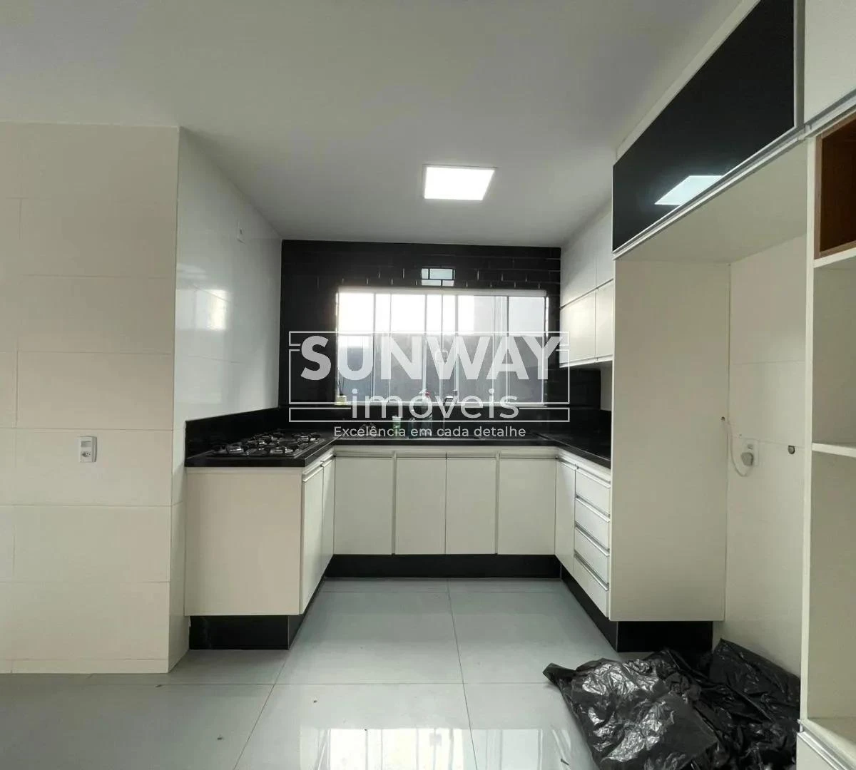 Casa, 380 m², com janelas do piso ao teto — photo 11