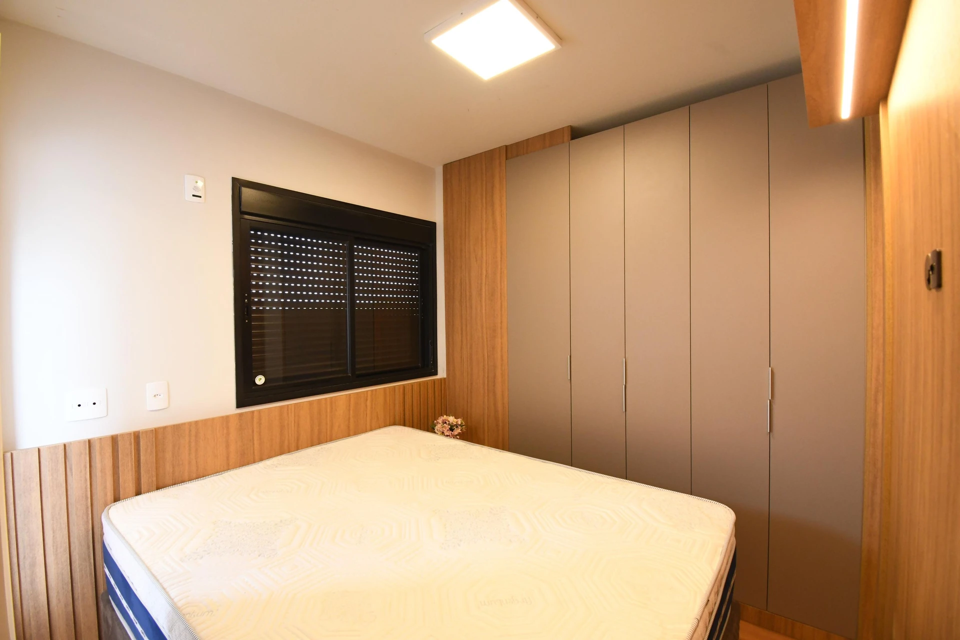 2-bedroom apartment with wood or laminate floors in Curitiba — photo 3