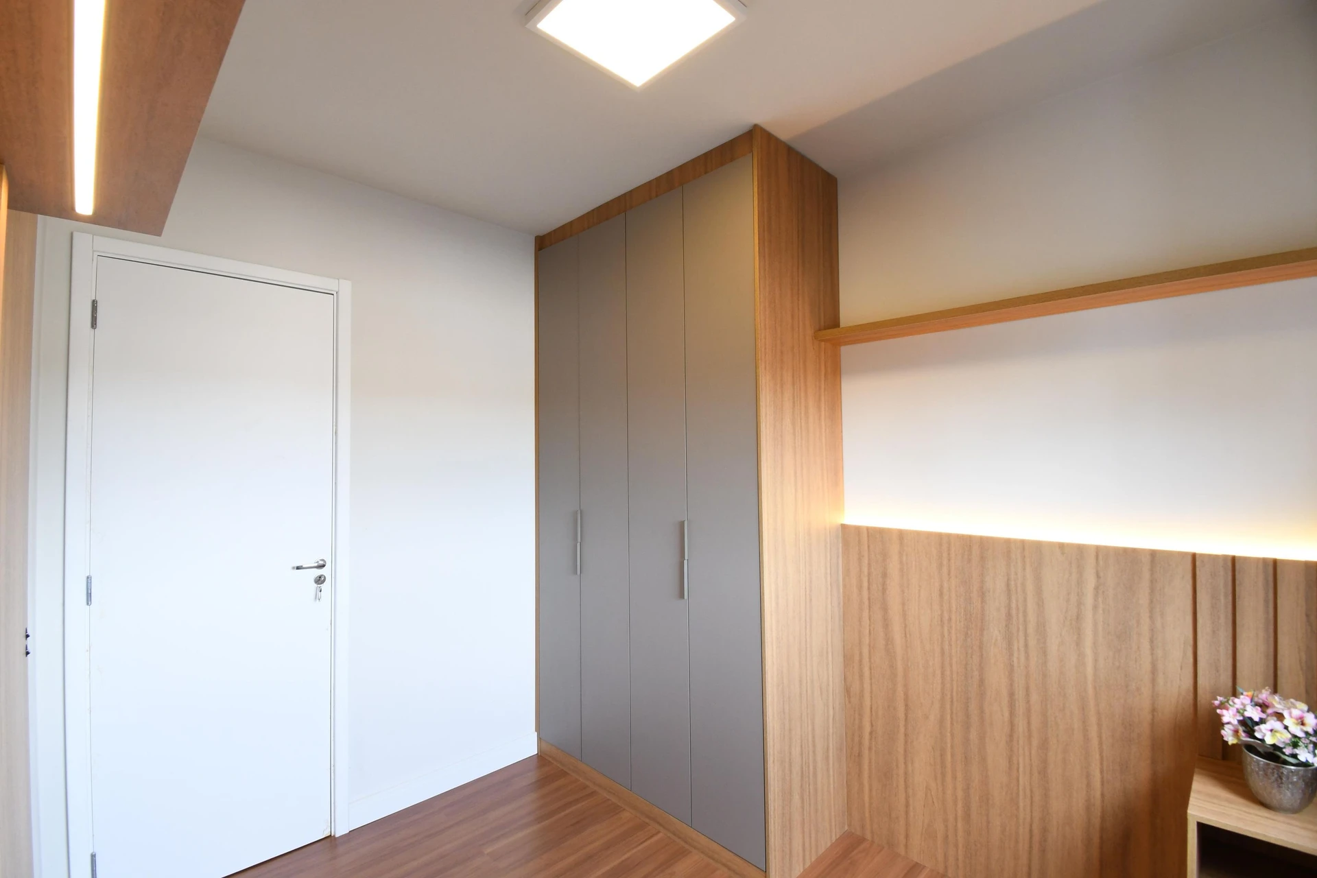 2-bedroom apartment with wood or laminate floors in Curitiba — photo 14