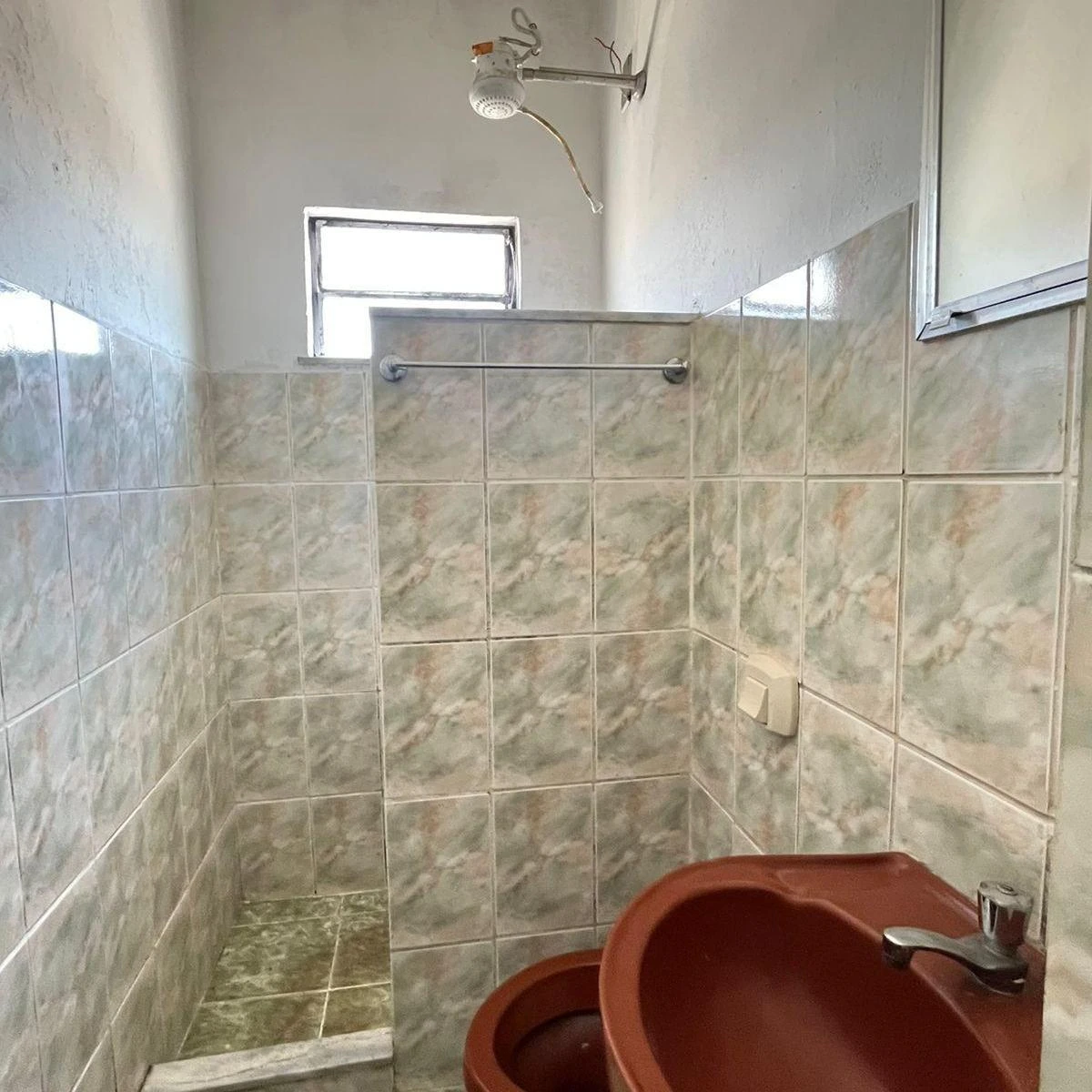 Unfurnished studio with no parking, gas heater and electric shower — photo 2