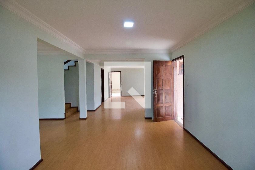4-bedroom house with wood or laminate floors in Curitiba — photo 47