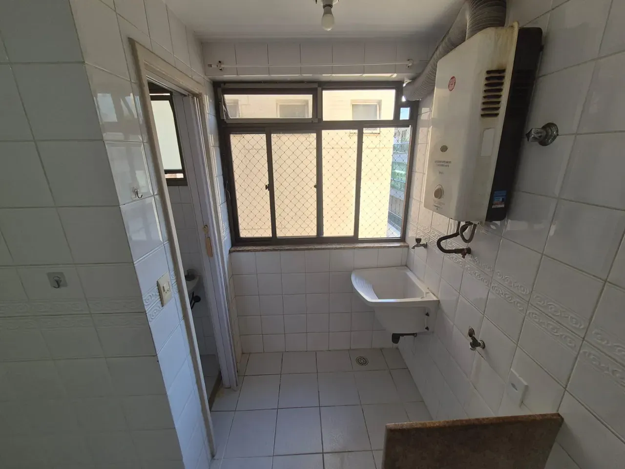 Glass-enclosed balcony in a 3-bedroom apartment, 115 m² — photo 4