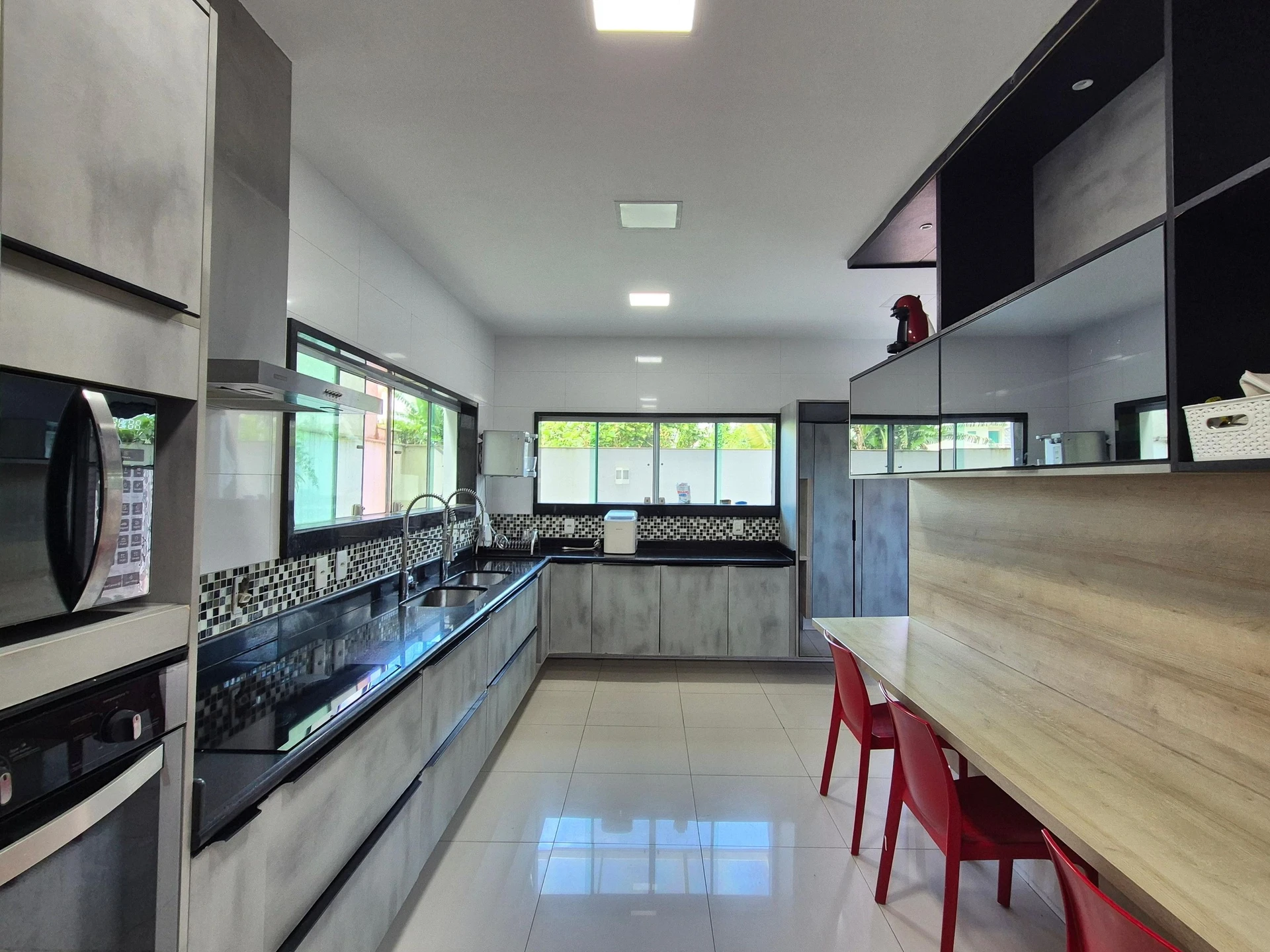 5-bedroom house with floor-to-ceiling windows — photo 7