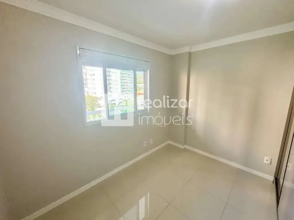 4-bedroom apartment in a building with a pool — photo 18