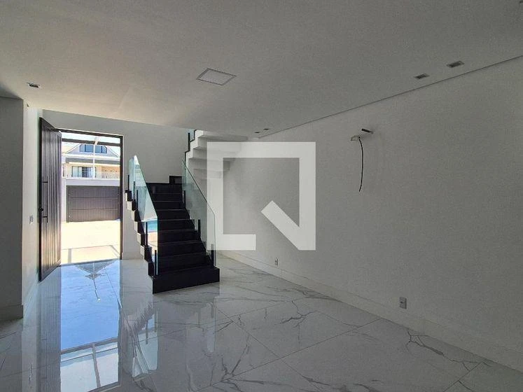 5-bedroom house with floor-to-ceiling windows — photo 10