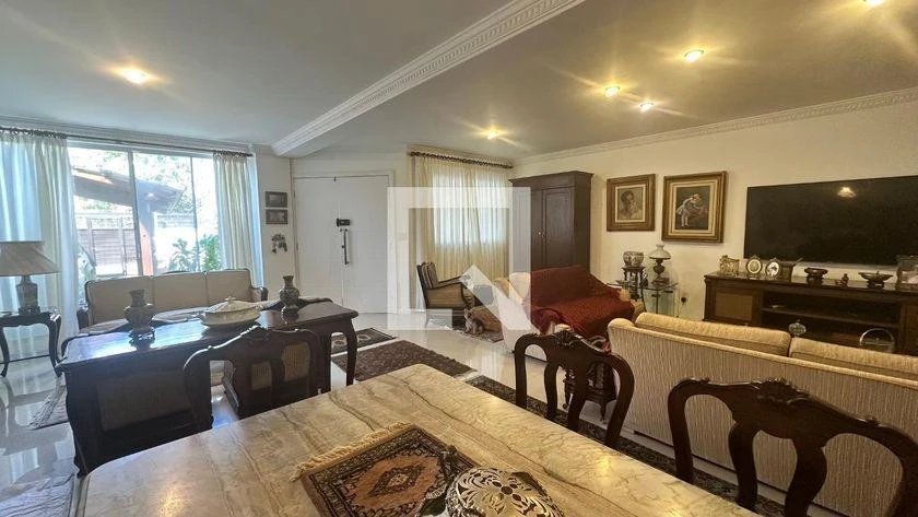 Walk-in closet in a 5-bedroom house, 250 m² — photo 24