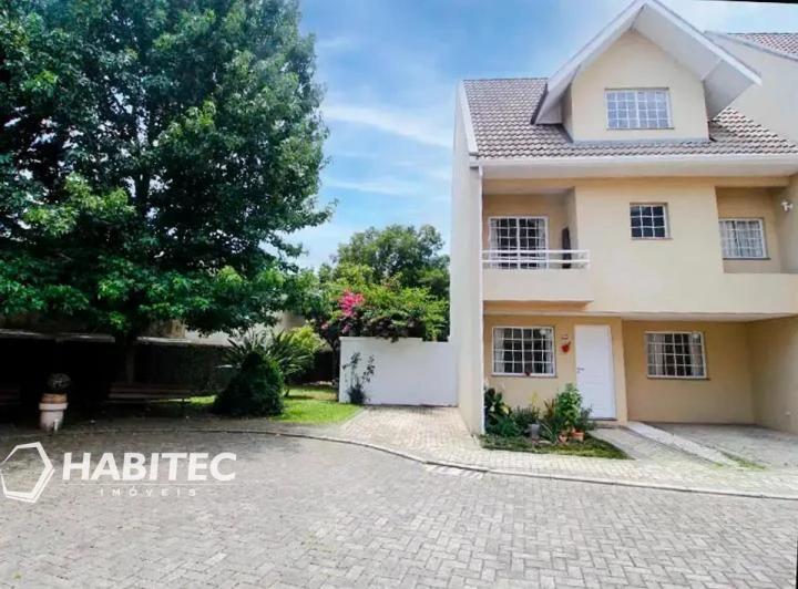 Sobrado triplex em condomínio com 258 m² e 3 dormitórios