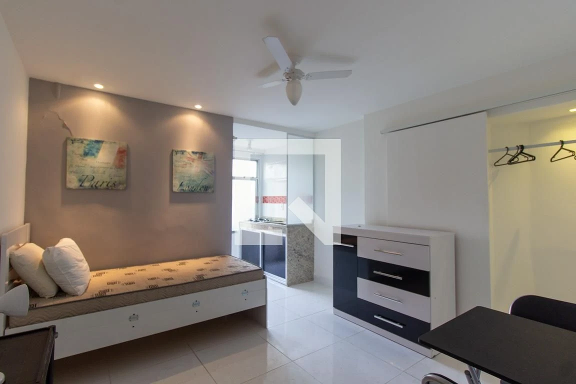 30 m² studio with a home office and a private BBQ