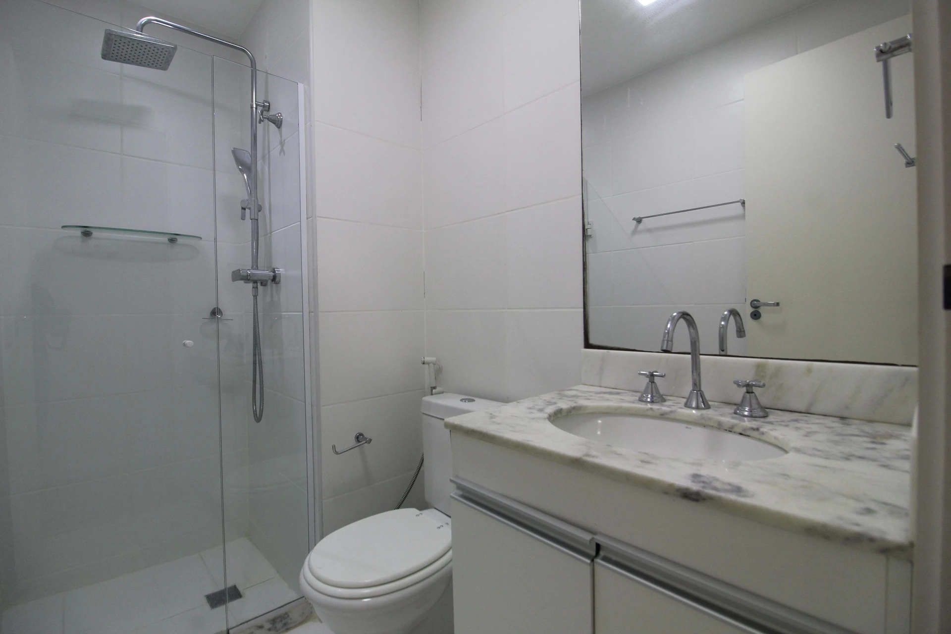 Walk-in closet in a 3-bedroom apartment, 120 m² — photo 32