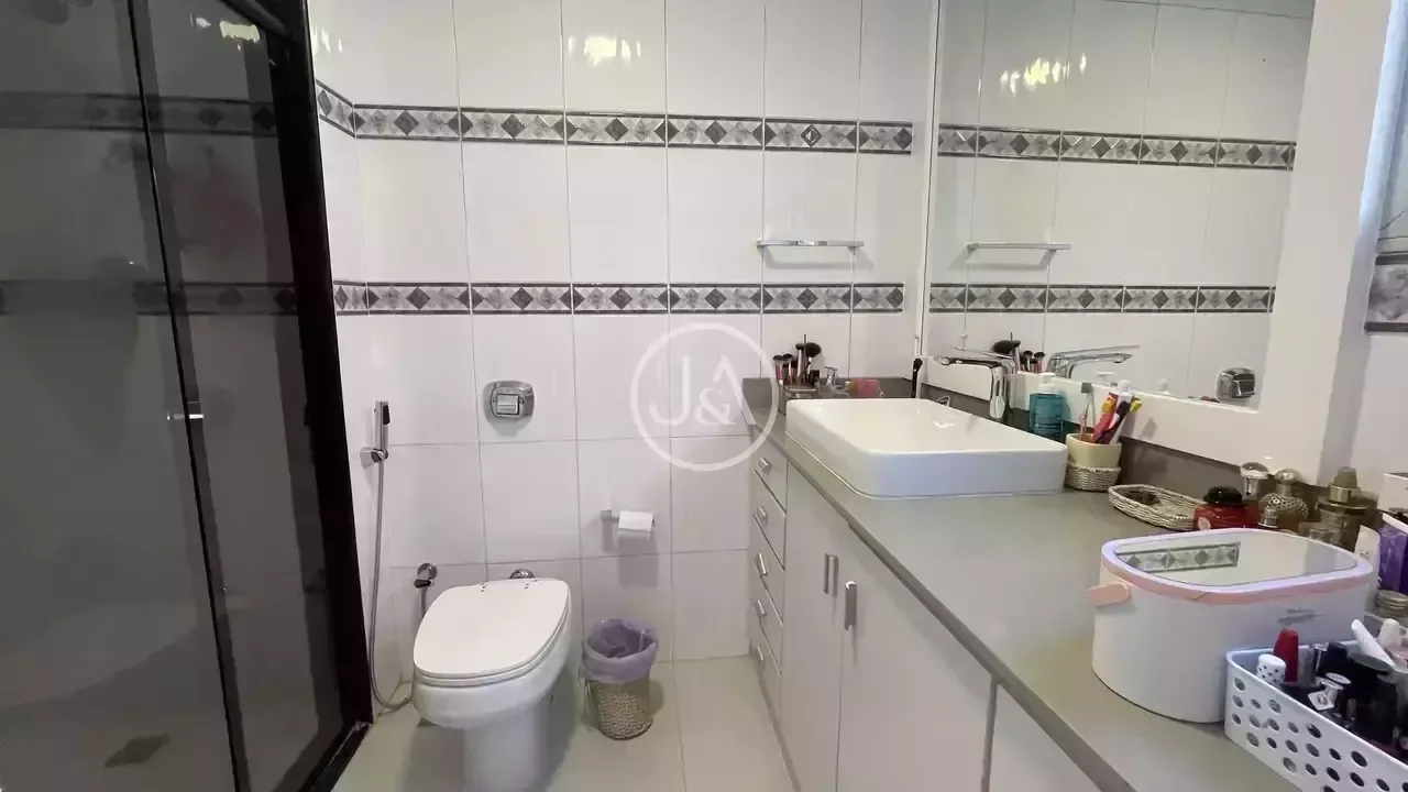 Furnished 220 m² apartment with 4 bedrooms and 3 suites — photo 9