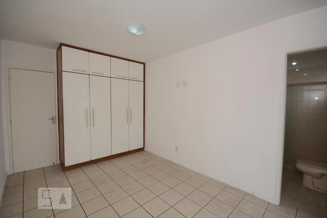 4-bedroom apartment in a building with a pool — photo 7