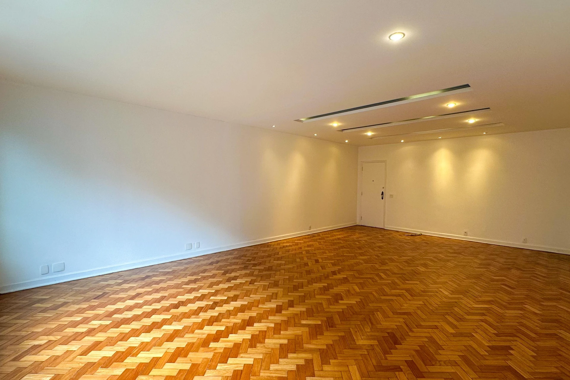Unfurnished apartment with 3 bedrooms and 4 bathrooms — photo 8