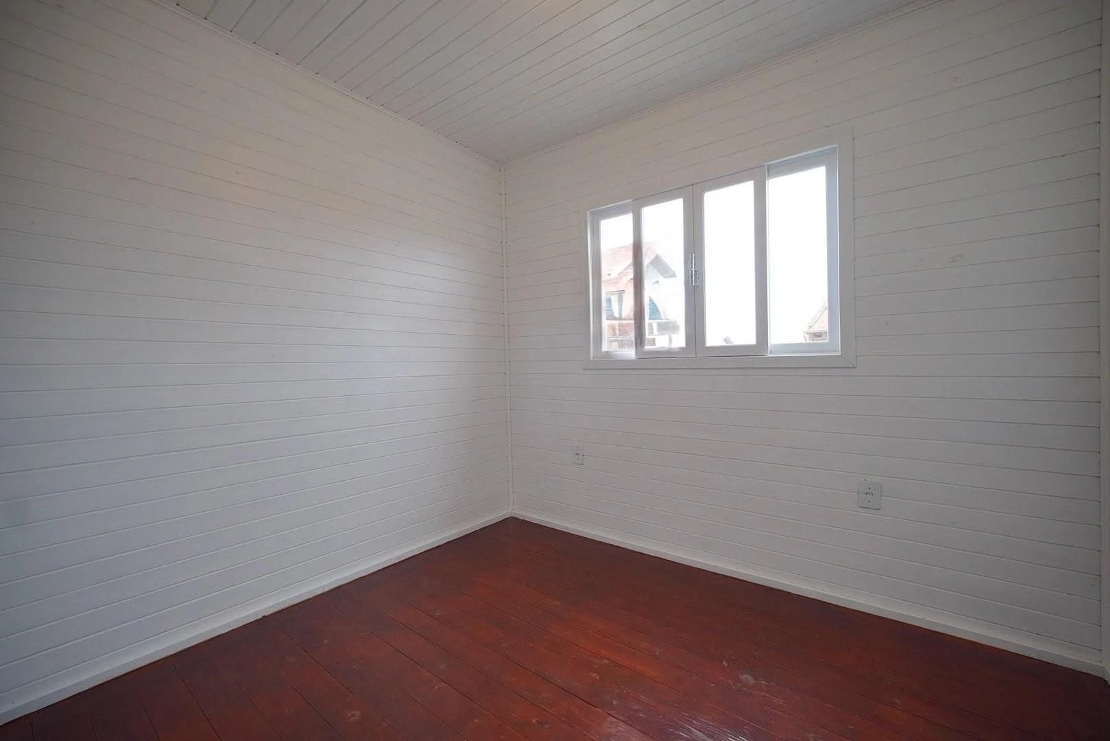 Wood or laminate floors in a one-bedroom house, 24 m² — photo 3