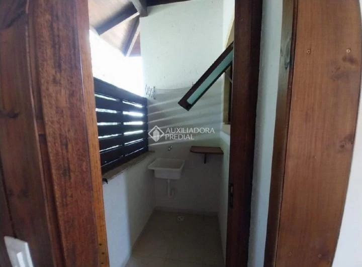1-bedroom apartment with a compact kitchenette area — photo 5
