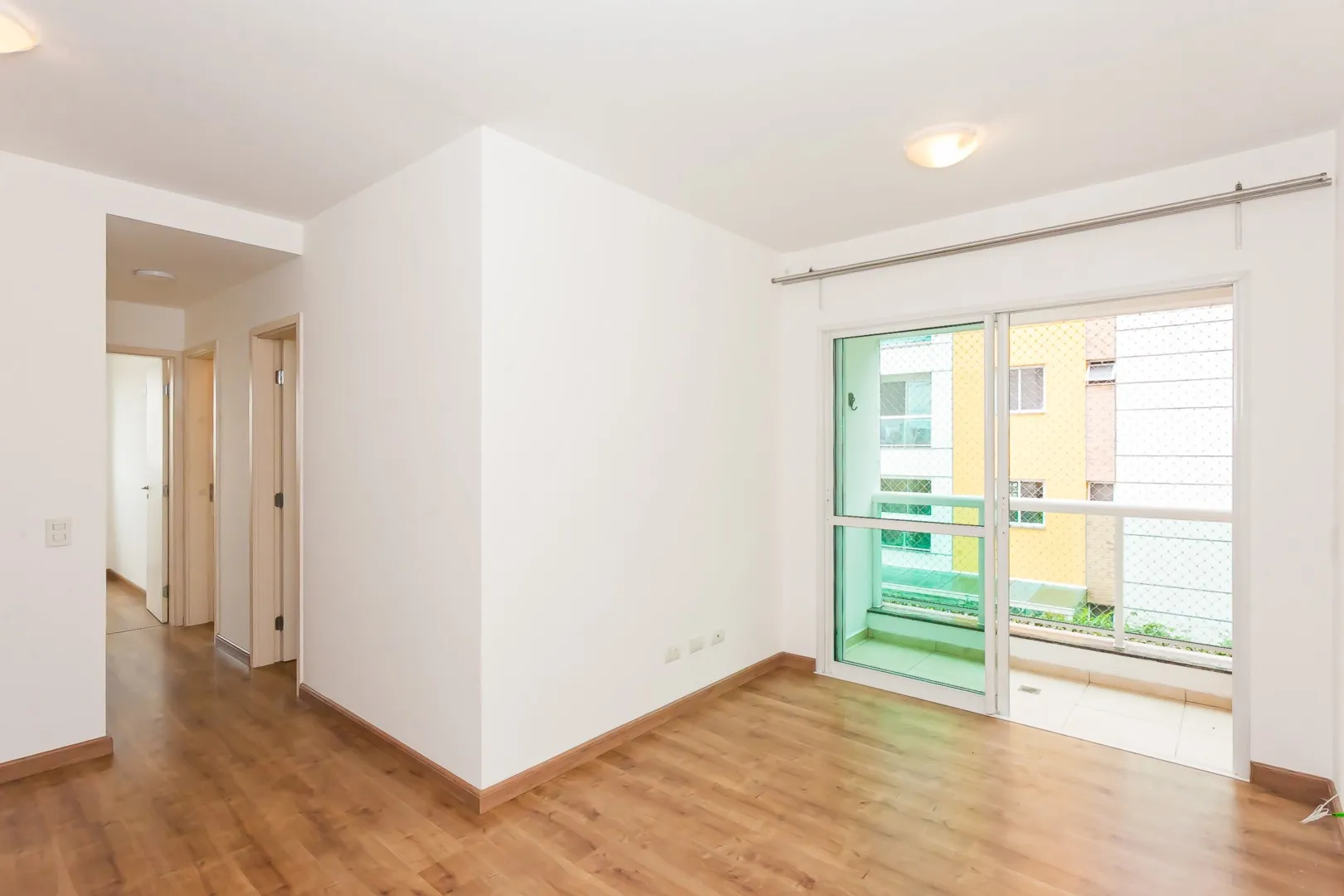 Apartment, 60 m², with wood or laminate floors — photo 2