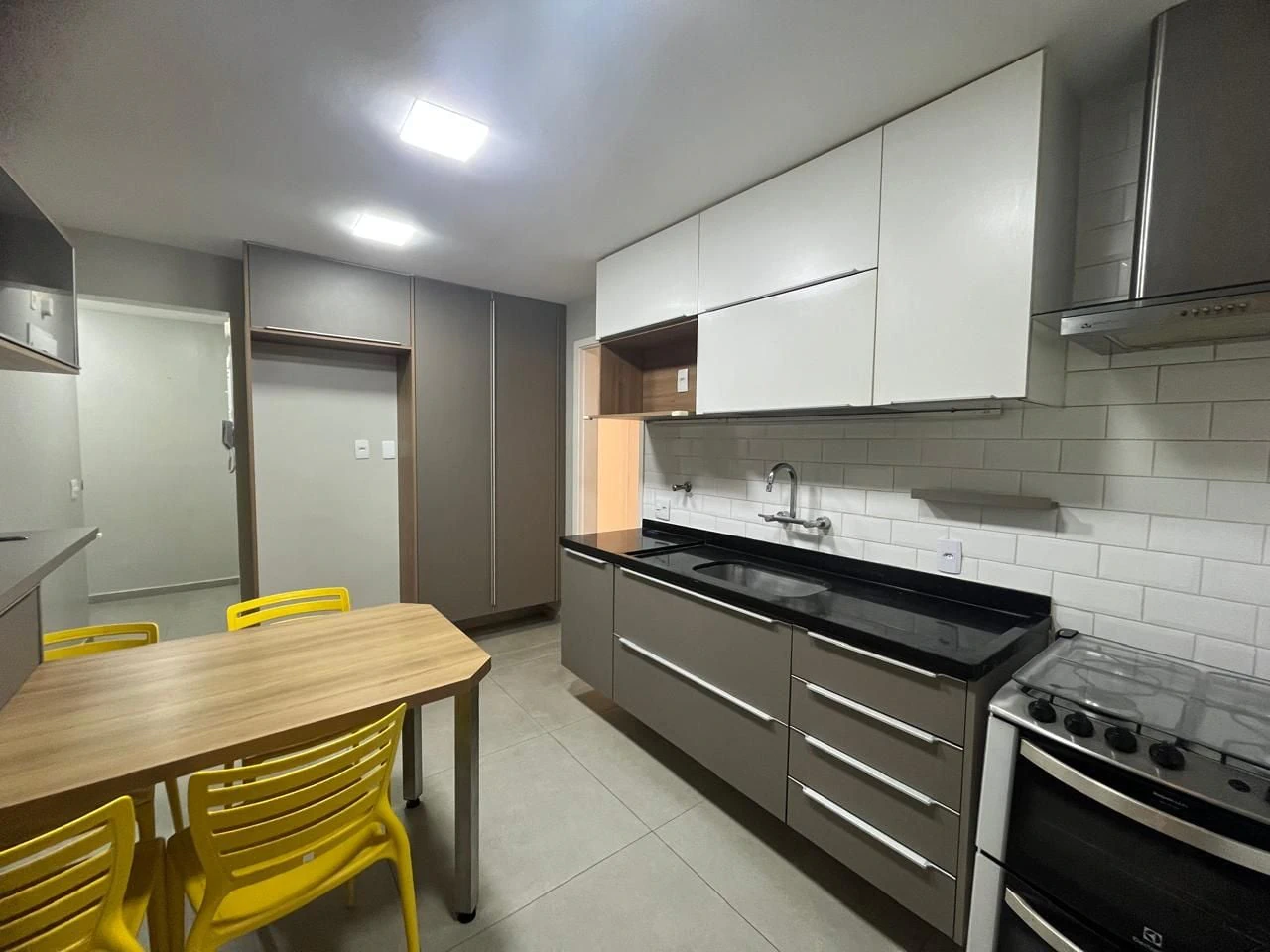Glass-enclosed balcony in a 3-bedroom apartment, 160 m² — photo 4
