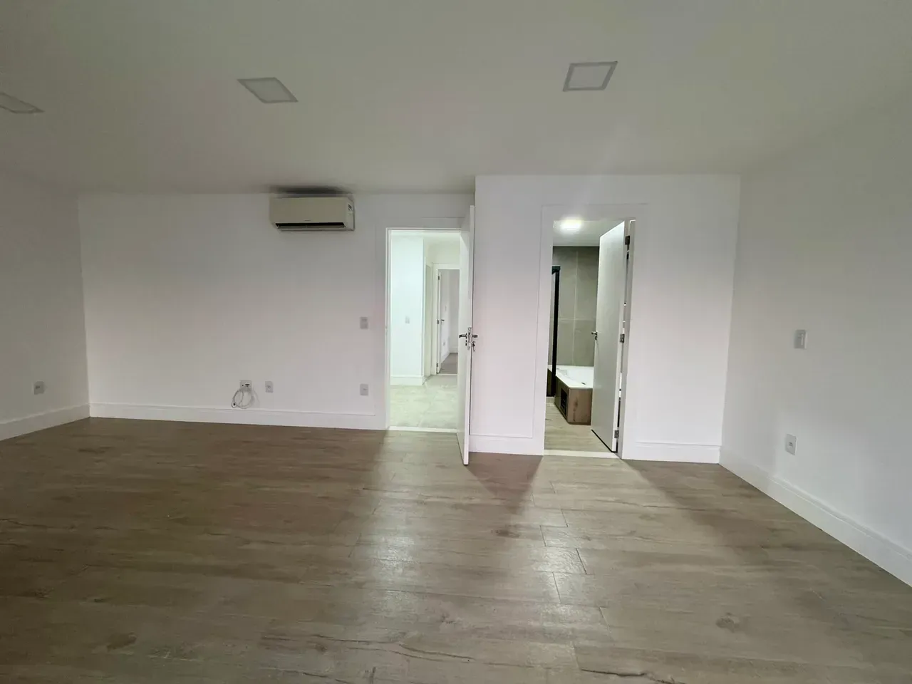 Casa sem mobília com 4 quartos, 5 banheiros e cozinha integrada — photo 19