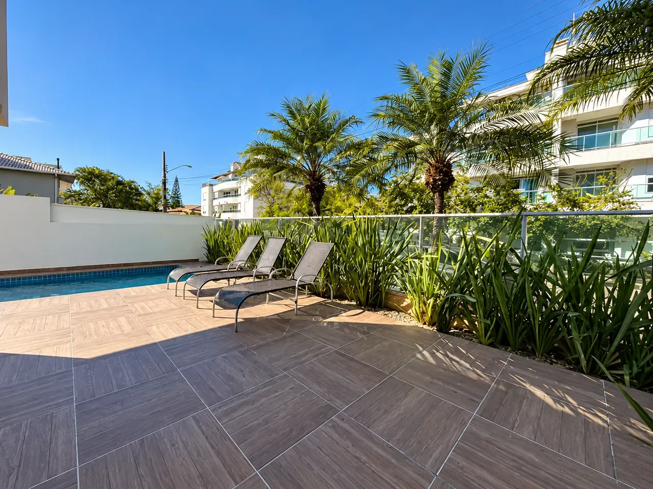 3-bedroom apartment in a building with a pool — photo 26