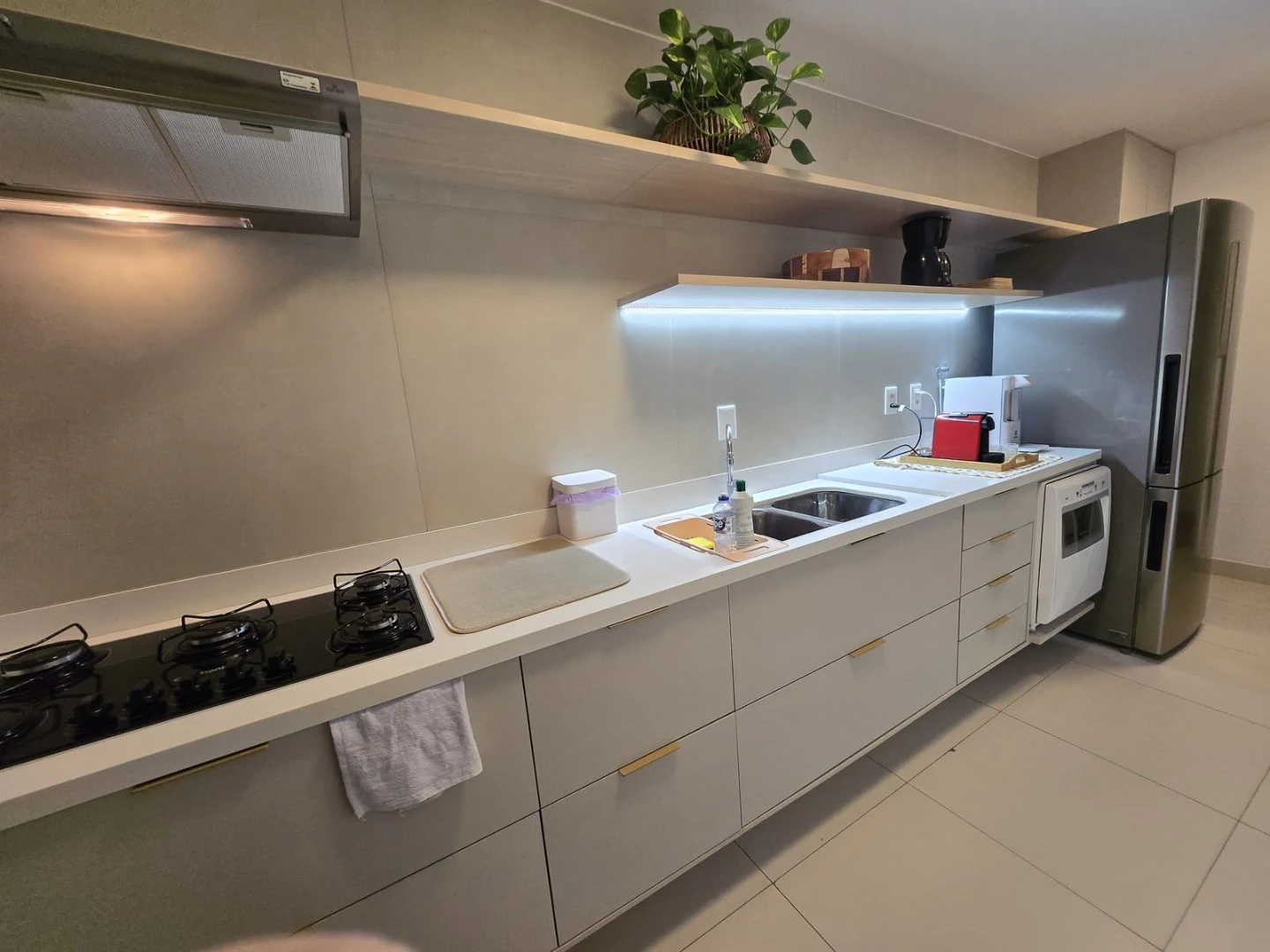 3-bedroom apartment with 3 en-suite baths and 4 total — photo 19