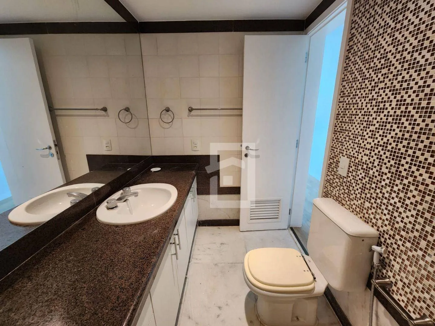 4-bedroom apartment with enclosed balcony and private garden — photo 22