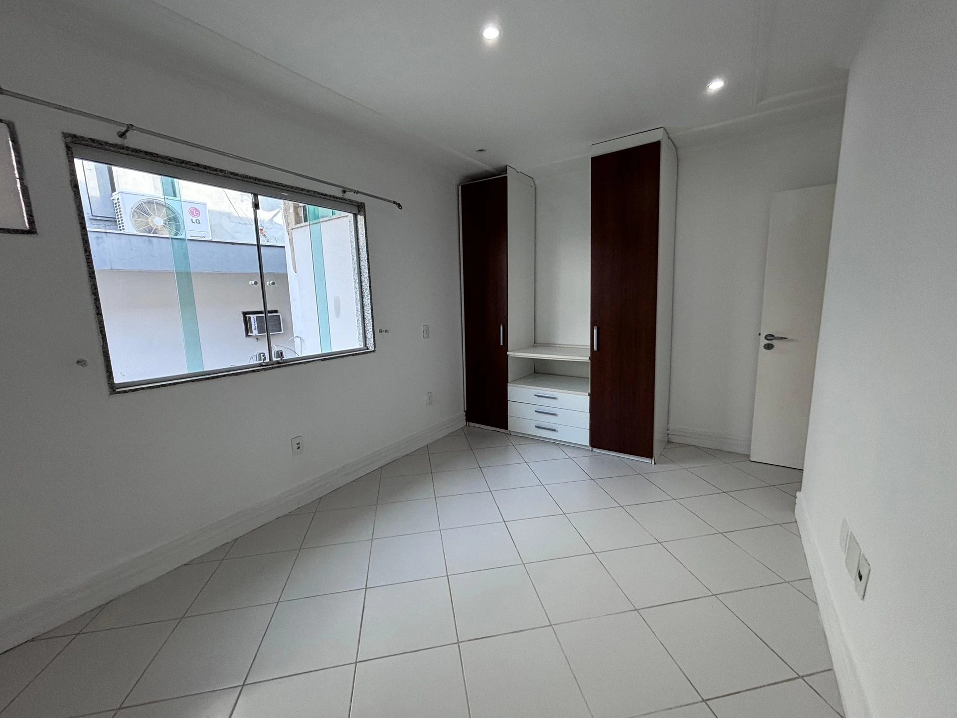 Condo house with 6 bedrooms and a balcony grill — photo 19