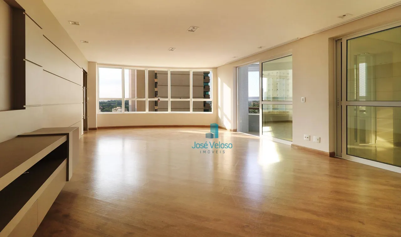 Modern 4-bedroom apartment with open-plan kitchen