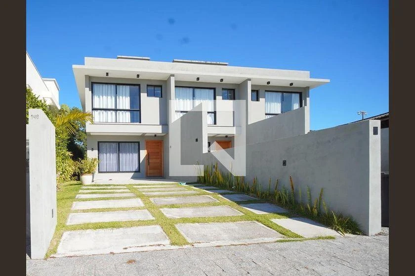 140 m² house with a walk-in closet and a washing machine