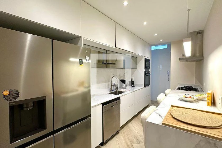 Furnished 220 m² apartment with 4 bedrooms and a suite — photo 36