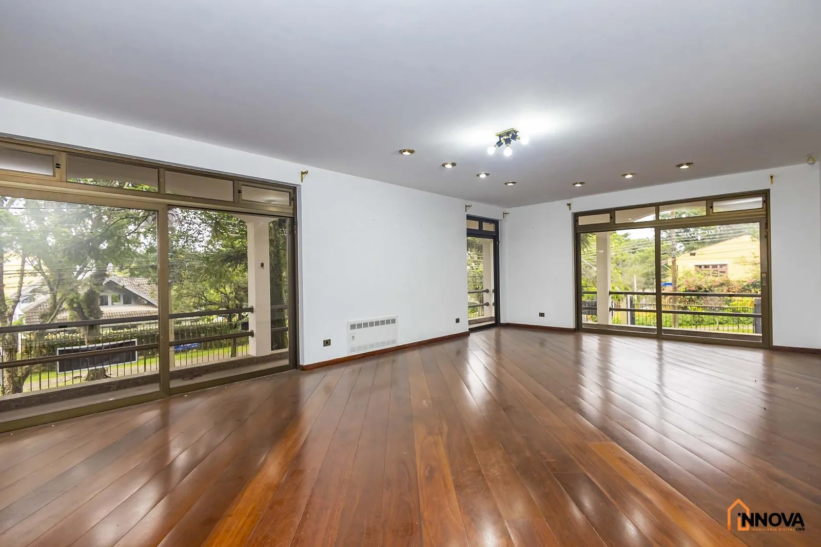House with 5 bedrooms, 10 bathrooms, 5 parking spaces — photo 3