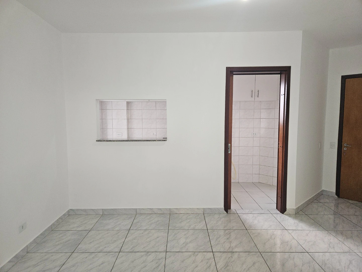 2-bedroom apartment with no parking and a closed kitchen — photo 12