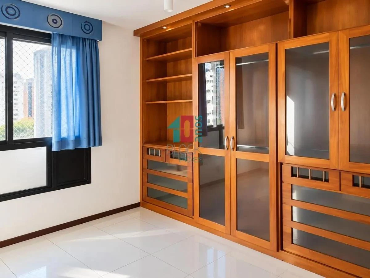 4-bedroom apartment with a glass-enclosed balcony — photo 5