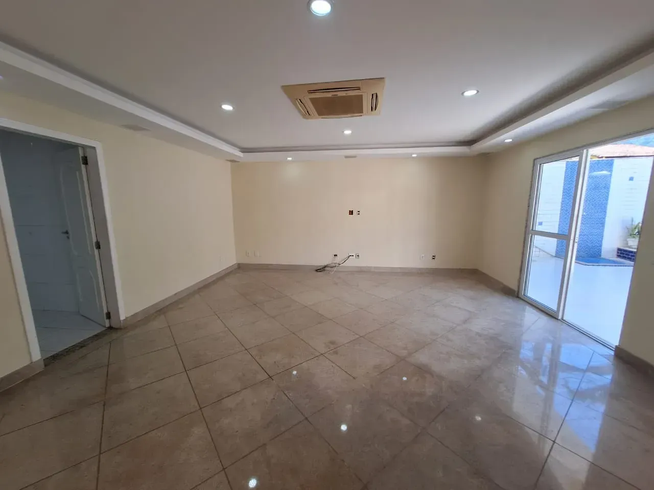 Casa em condomínio fechado com 4 quartos e 3 suítes