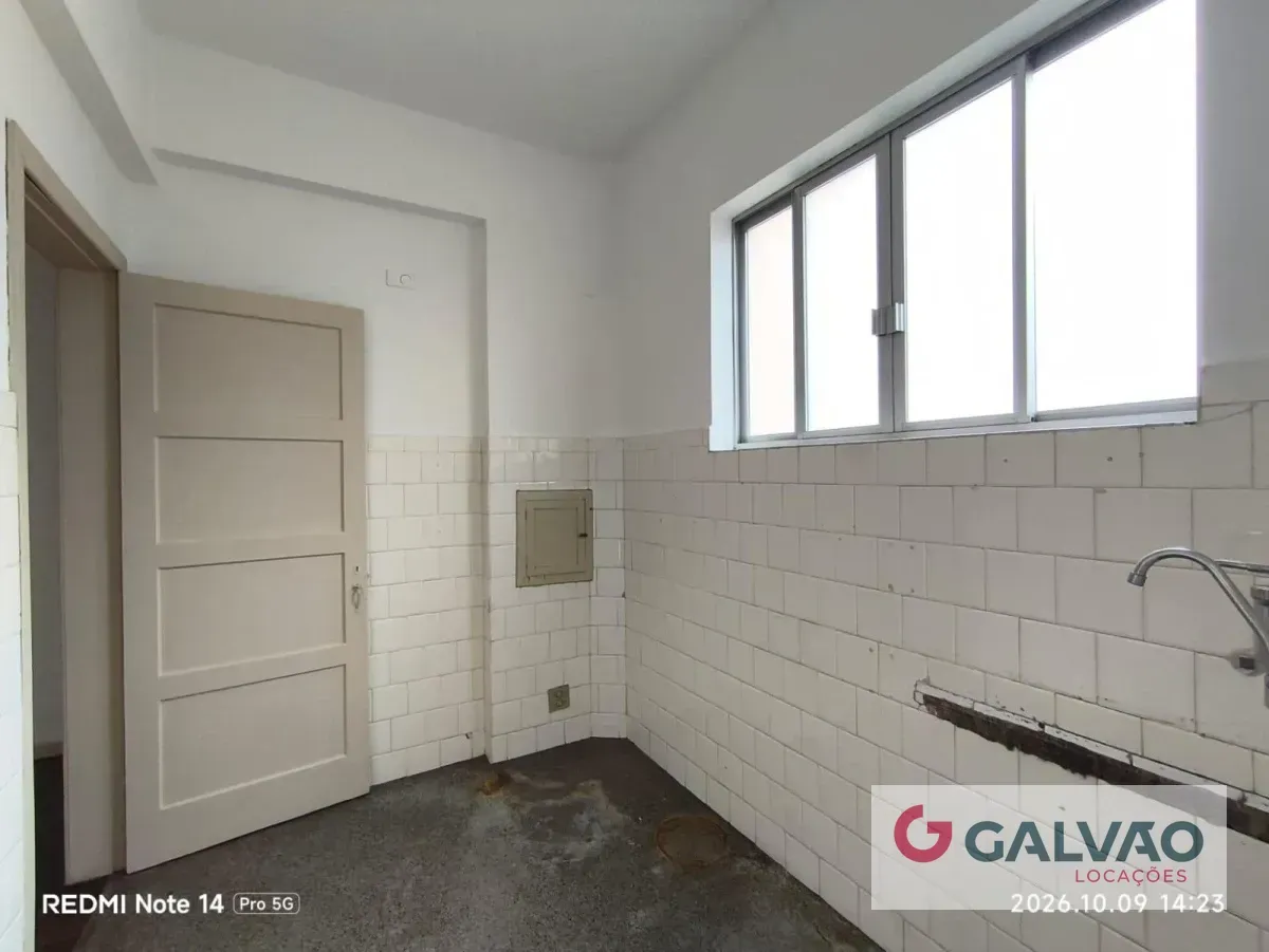 2-bedroom apartment with wood or laminate floors in Curitiba — photo 5