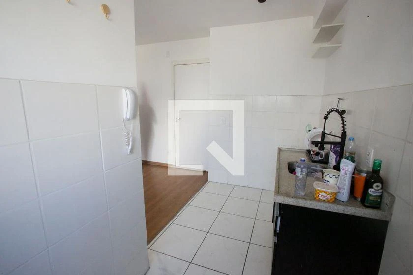 Apartamento com 2 quartos, 1 banheiro e varanda
