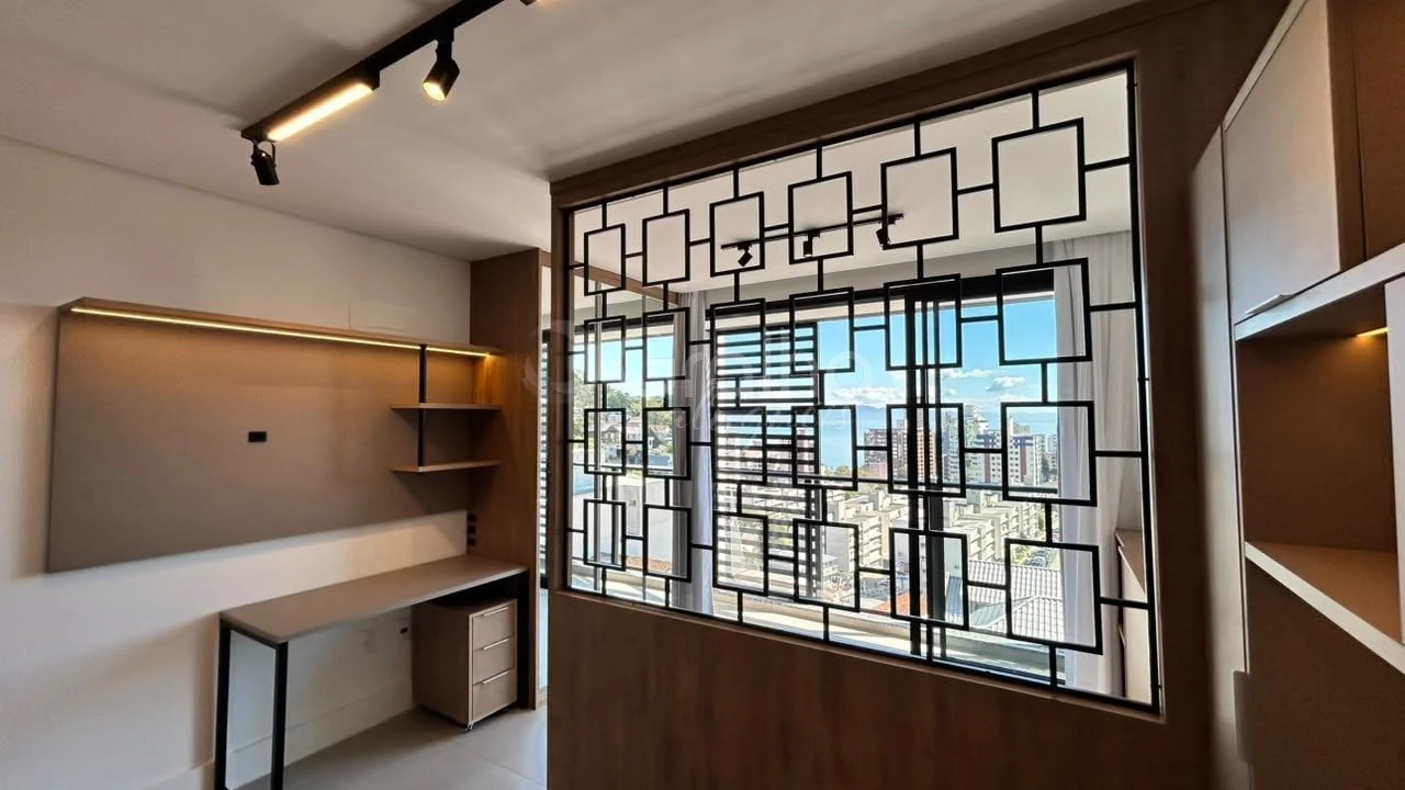 30 m² studio with floor-to-ceiling windows and a home office — photo 2