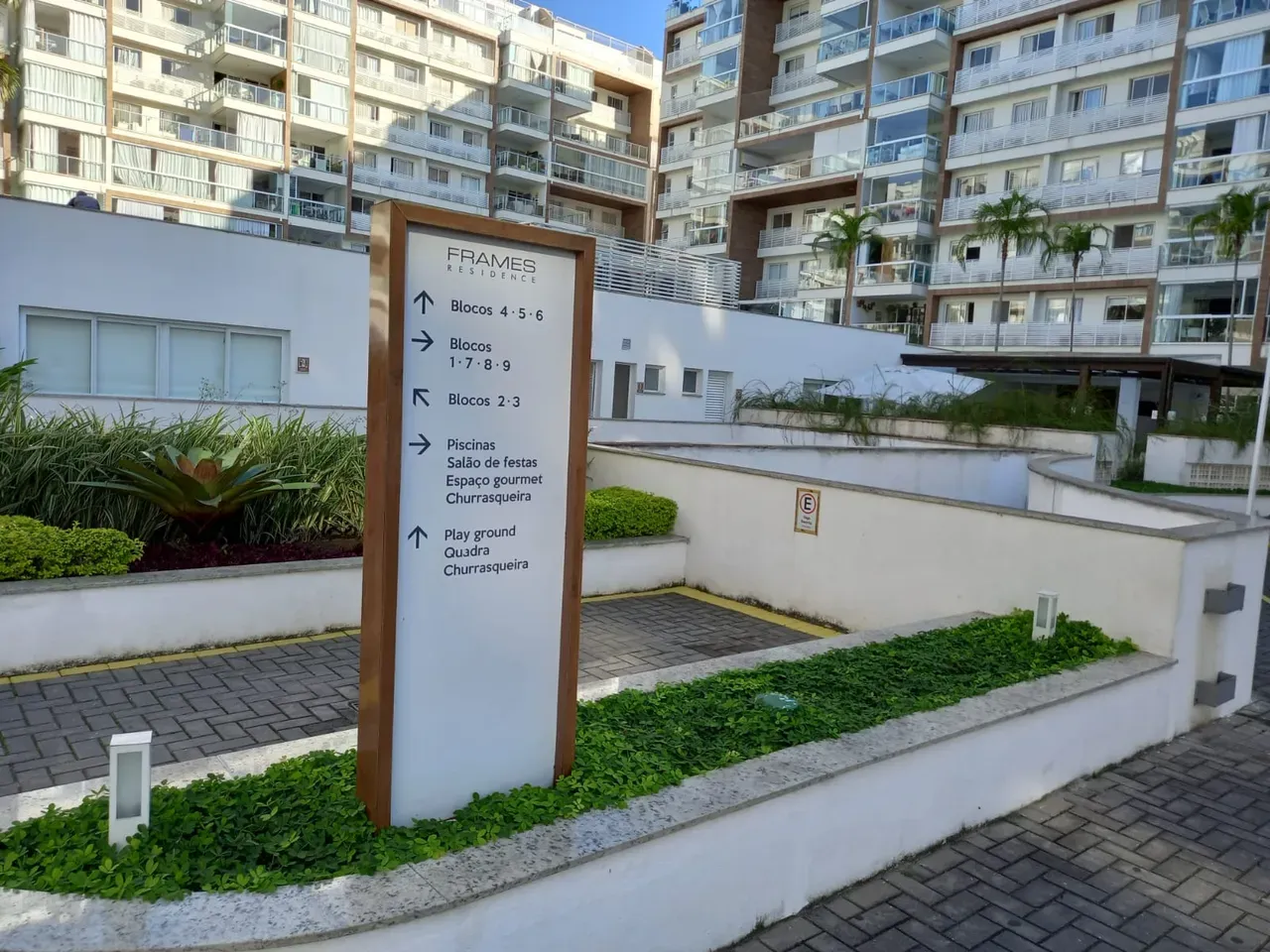 Balcony with a grill in a 2-bedroom apartment, 66 m² — photo 34
