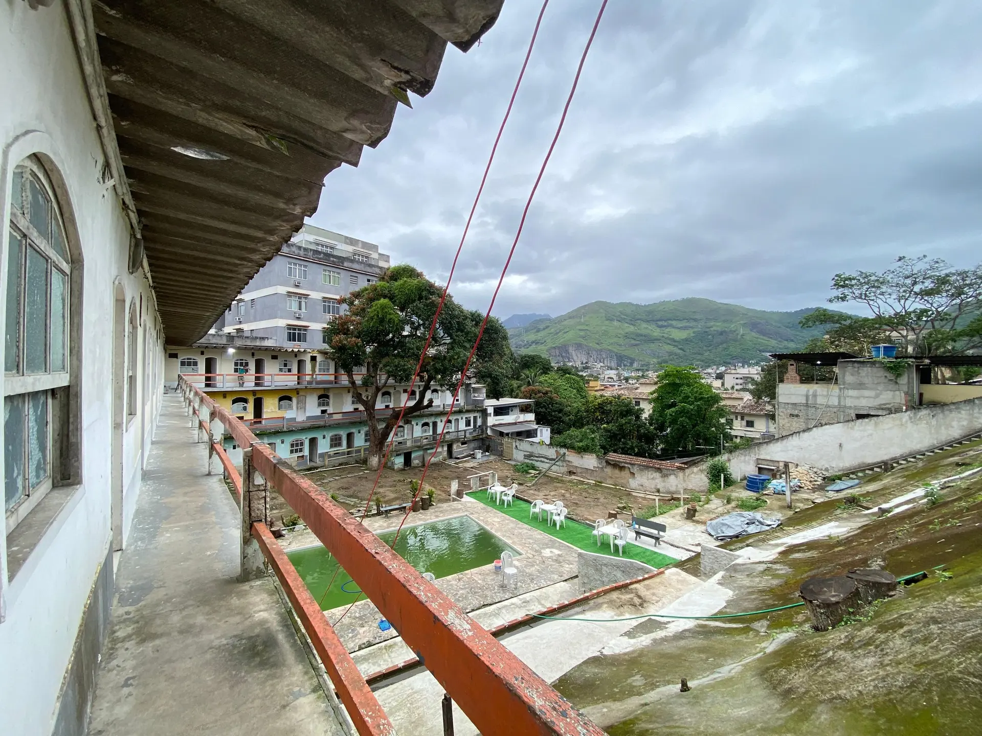 Studio in a building with a pool — photo 28