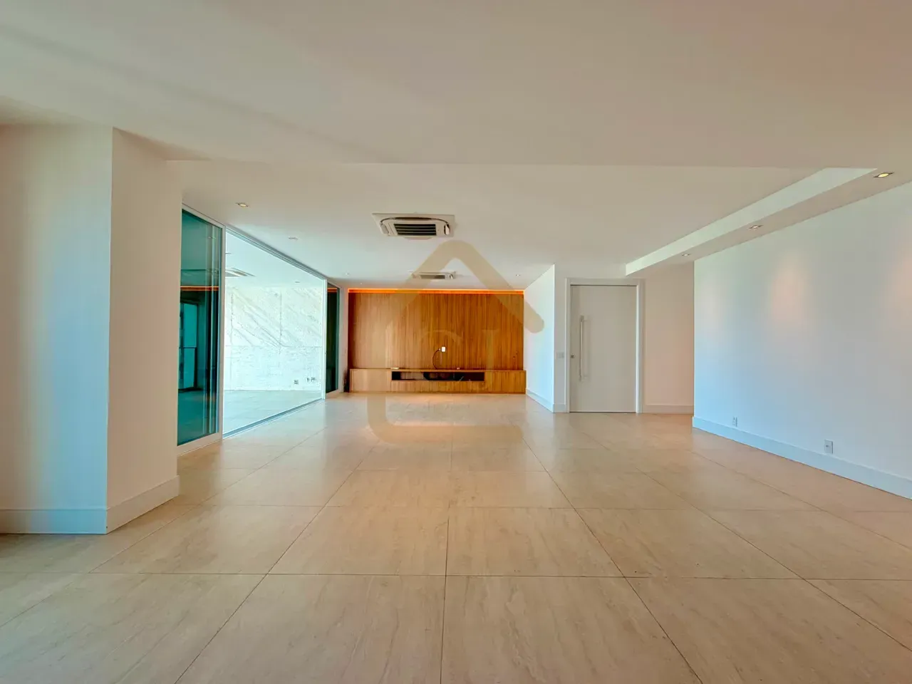 Unfurnished 3-bedroom apartment with 5 bathrooms and balcony — photo 11