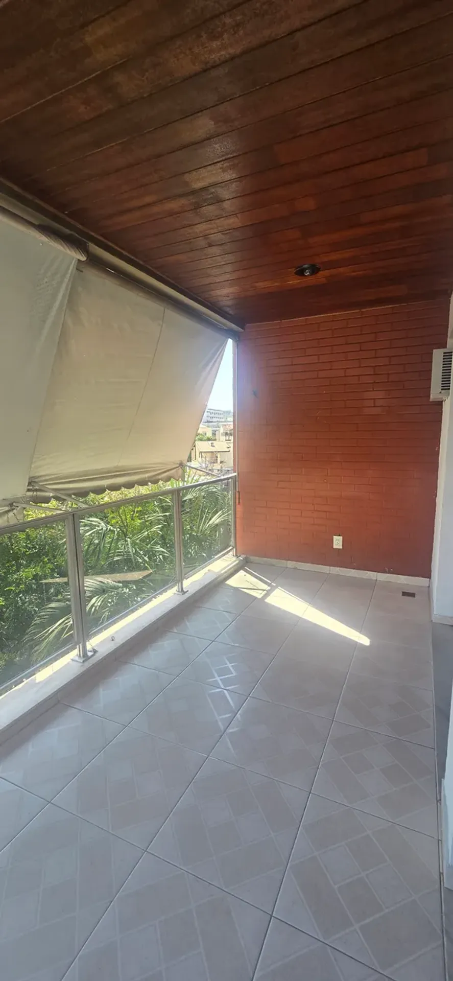 Wood or laminate floors in a one-bedroom apartment, 55 m² — photo 5