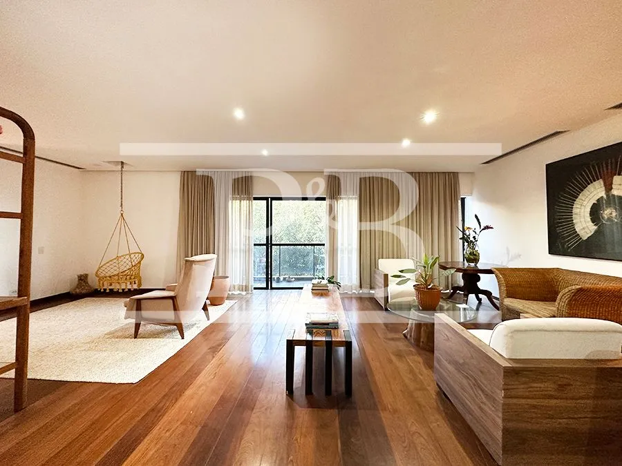 4-bedroom apartment with 250 m² and glassed-in balcony — photo 2