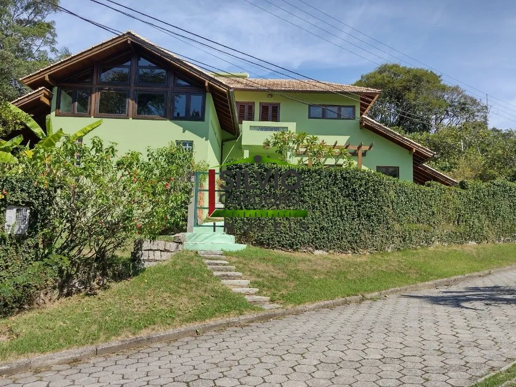 Casa com 3 suítes e 220 m², 2 vagas e jardim privativo