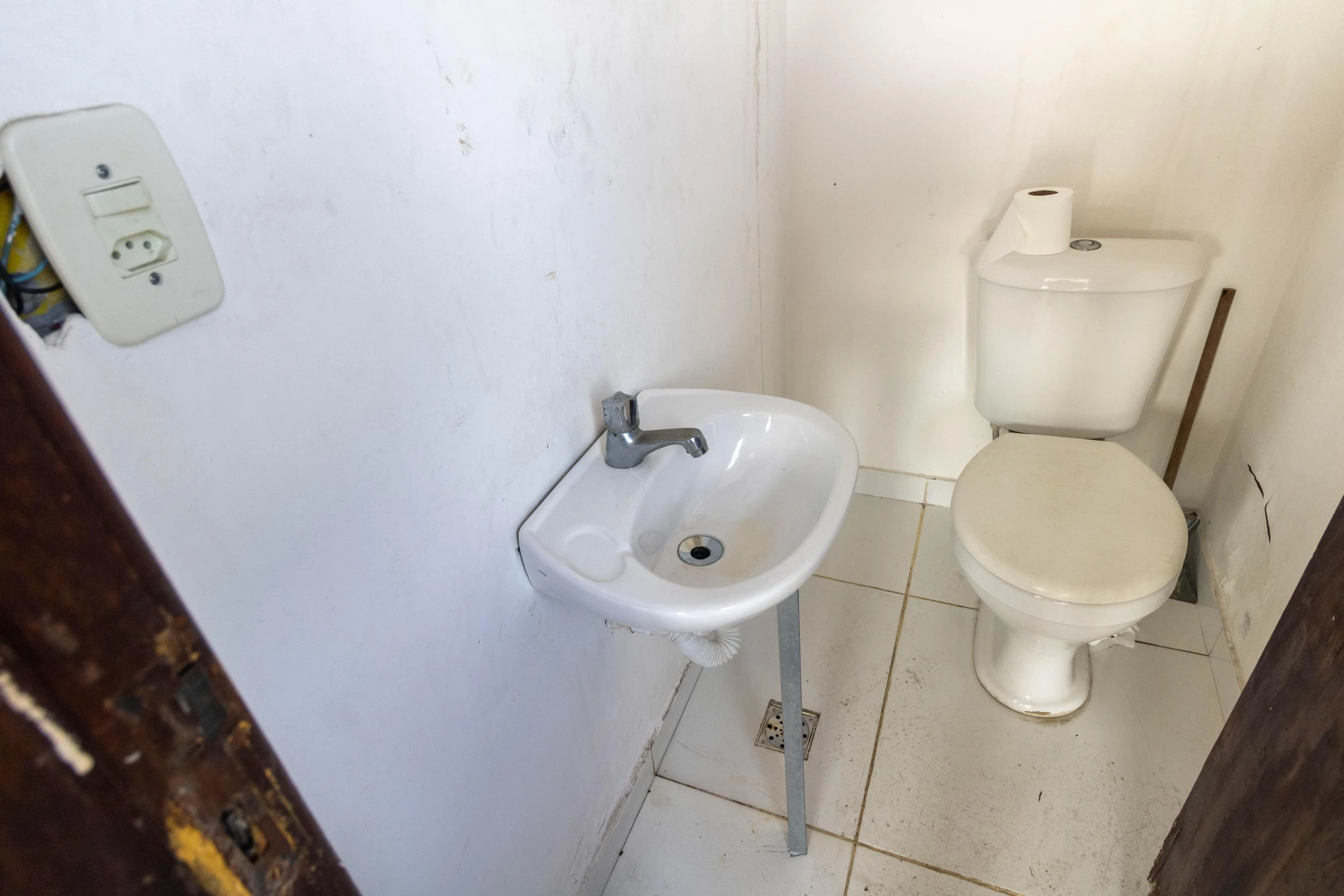 House with 3 bedrooms and a separate kitchen with gas stove — photo 37