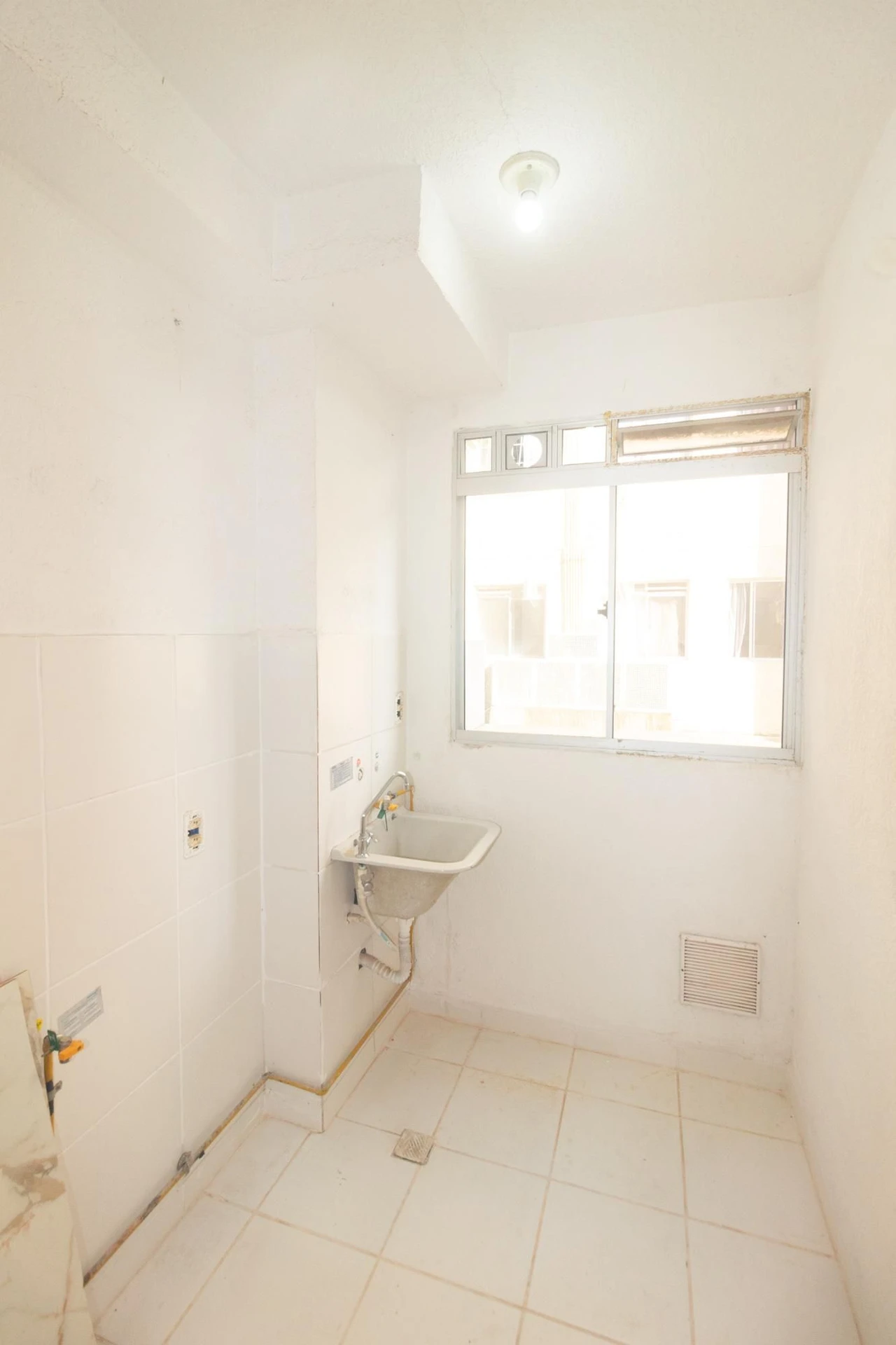 Apartment with 2 bedrooms and a kitchenette stove — photo 4