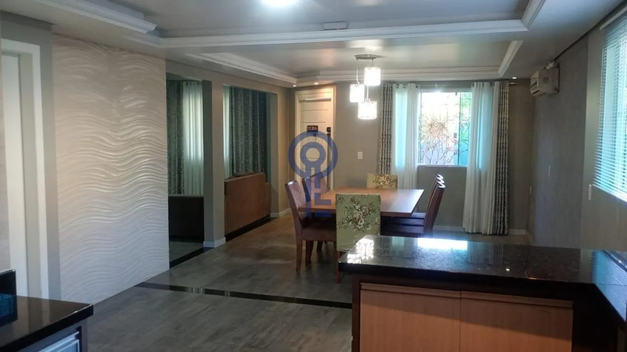 3 en-suite bedrooms in a 240 m² house with balcony — photo 4