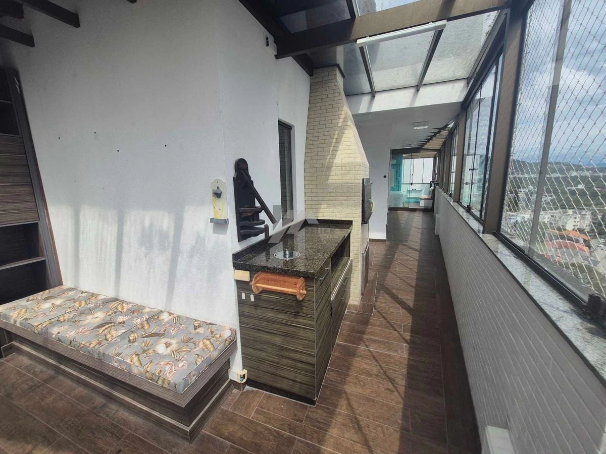 Balcony with a grill in a 3-bedroom apartment, 142 m² — photo 21