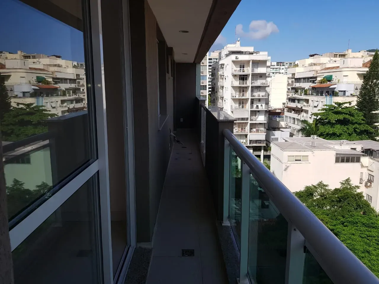 Departamento de 2 dormitorios con balcón cerrado con vidrio