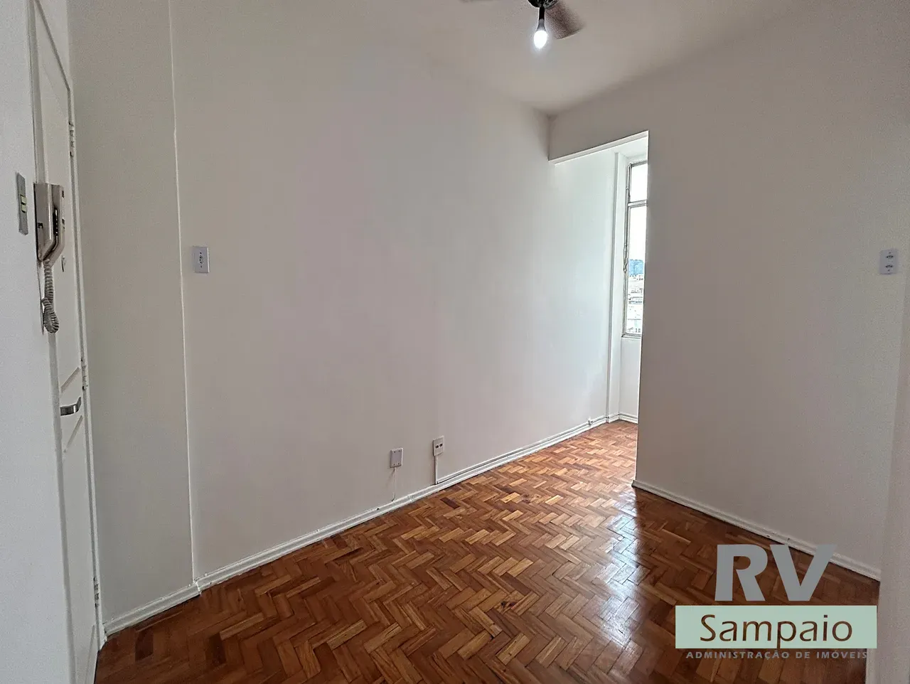 One-bedroom apartment with wood or laminate floors — photo 10