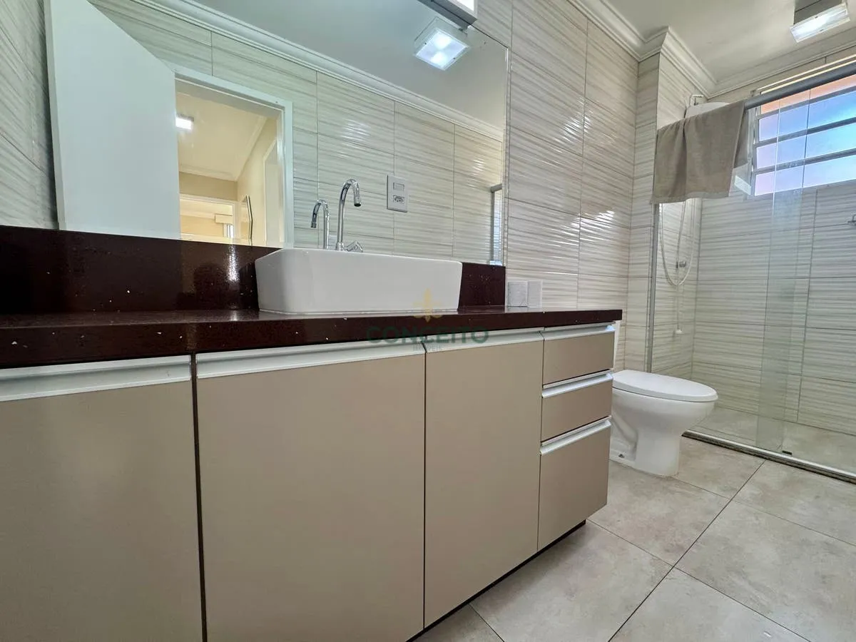 2-bedroom apartment in a building with a gym — photo 15