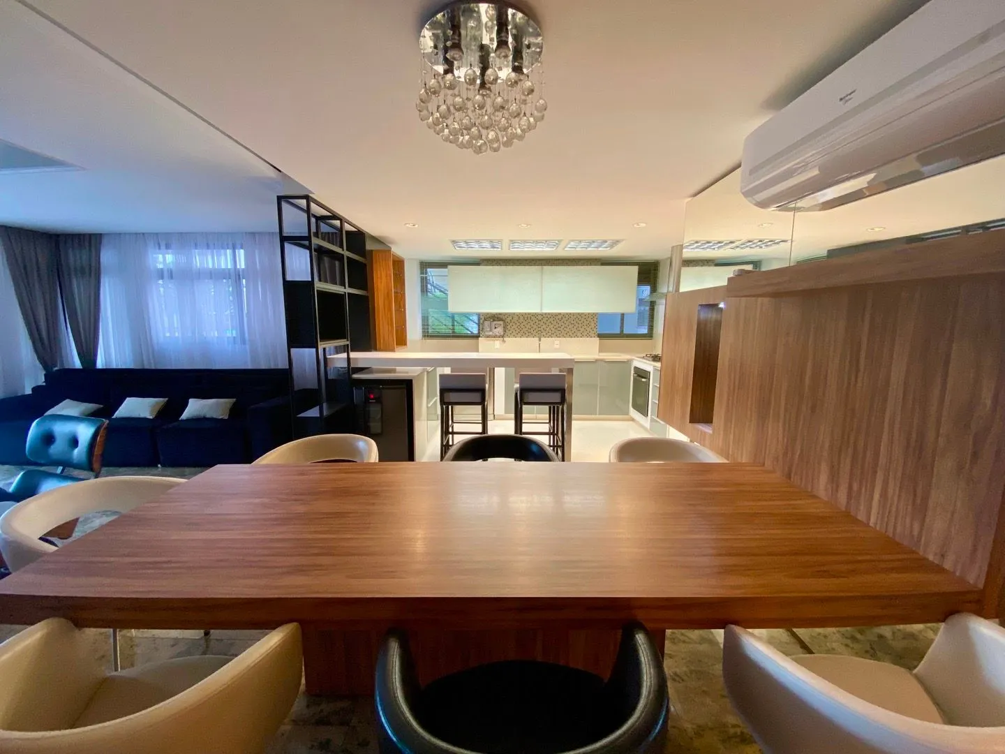 Apartamento mobiliado, 397 m², com banheira